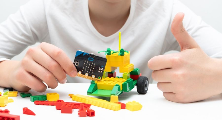 nen-dung-lego-hay-microbit-cho-tre-moi-bat-dau